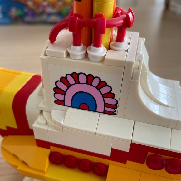 LEGO Ideas: The Beatles Yellow Submarine (21306) - Picture 7 of 9